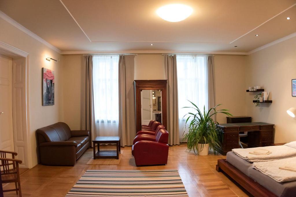 Velky Apartman Lägenhet Bratislava Exteriör bild